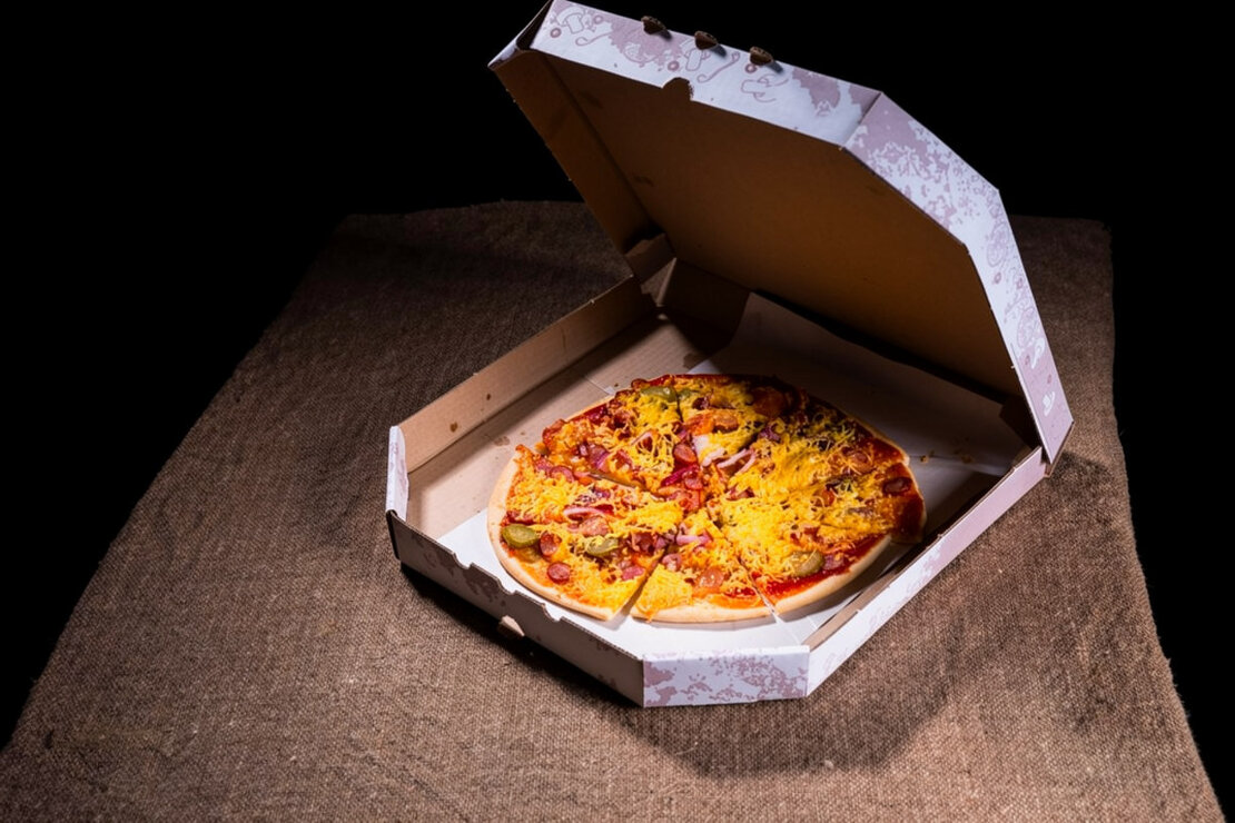 Verpackte Speisen zur Selbstabholung aus einem Restaurant