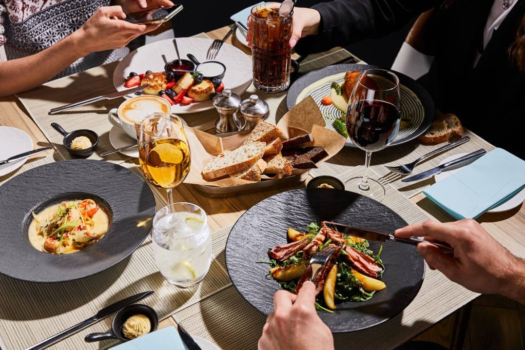 Mittagsgericht in einem Restaurant serviert