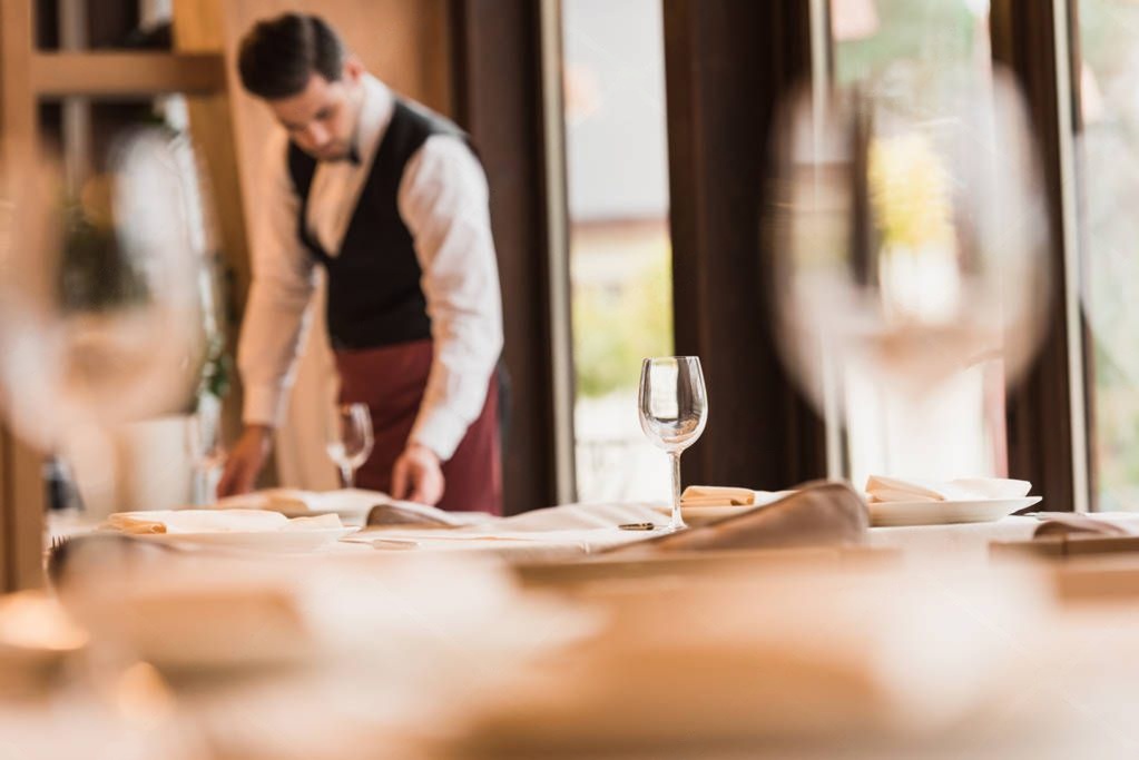 Service-Team serviert Speisen in einem Restaurant