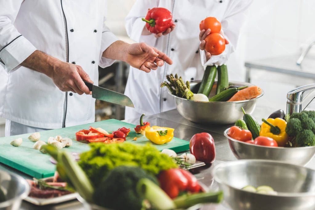 Küchenchef, der ein Gericht anrichtet